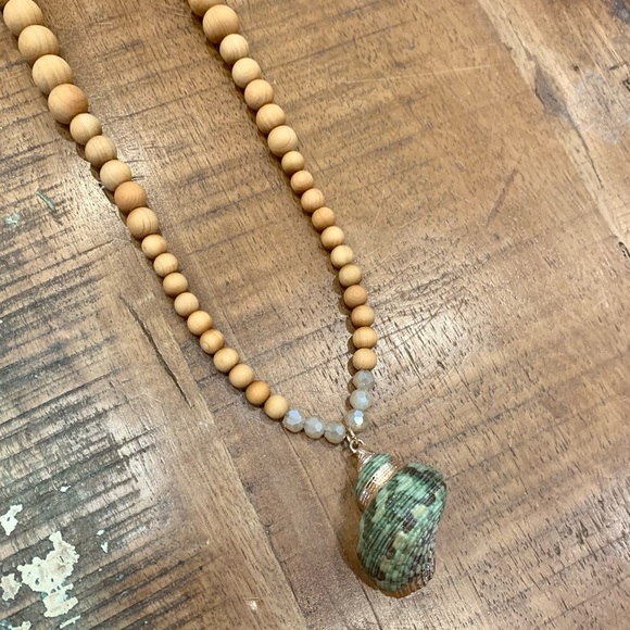 🌾 Artisan Shell Pendant Necklace - Picture 3 of 9